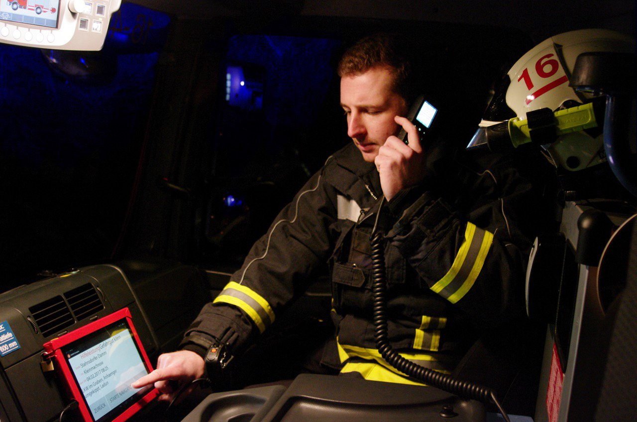 Ein Fercher Feuerwehrmann bedient das Sandra-System-Tablet im Fahrzeug